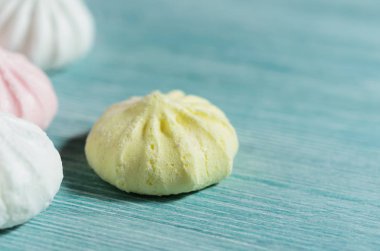 Açık mavi arka plan üzerinde dağınık renkli küçük bezeler, kopya alanı