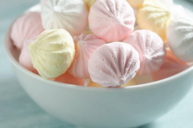 Beyaz bir kasede bezeler. Renkli lezzetli tatlı.