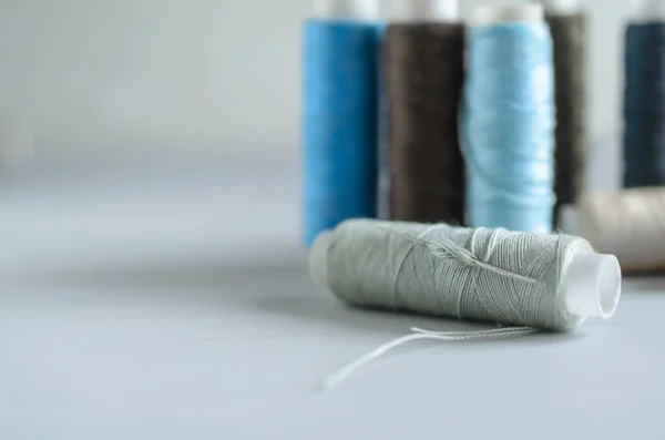 Сортировка цветных катушек для резьбы на столе, рукоделие и пошив — стоковое фото