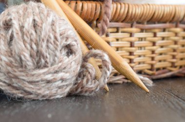 Tığ işi ve örgü seti. İplik topları ve ahşap iğneler. Ev yapımı hobi konsepti.