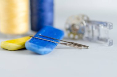 Dikiş malzemeleri ve iğne aksesuarları mavi ve sarı renkler. Terzilik ve zanaat konsepti.