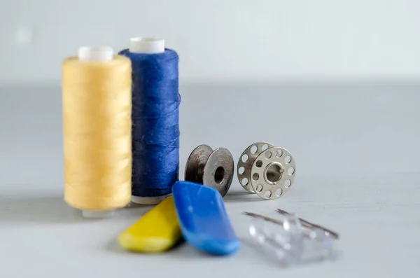 Швейные принадлежности и аксессуары для рукоделия синего и желтого цветов. Концепция пошива и ремесла . — стоковое фото