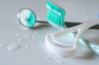 Diş aletleri diş fırçası ve dil temizleyici. Ağız hijyeni sağlığı kavramı.