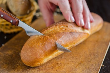 Mutfakta mutfak bıçağı olan taze ekmek. Sağlıklı beslenme.