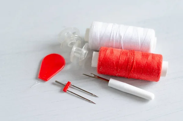 Красные аксессуары для шитья на белом фоне. Концепция производства и ремесла . — стоковое фото
