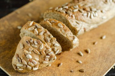 Kesme tahtası üzerinde dilimlenmiş taze pişmiş ekmek. Mutfak gereçleri, organik gıda.