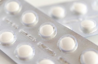 Kabarcıkta beyaz haplar, yakın çekim. Kavram sağlığı ve tedavisi.