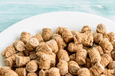 beyaz tabakta gevrek kepek, sağlıklı diyet snack