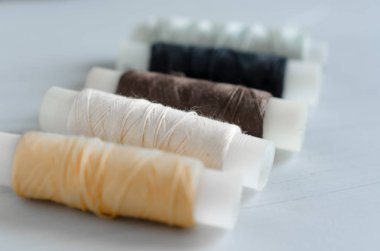 renkli iplik makaraları