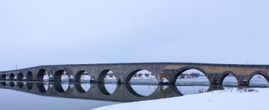 Kemerler ile tarihi köprü