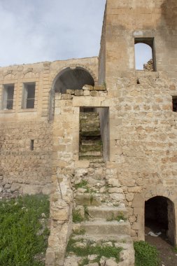 Taş duvarlı berbat binalar