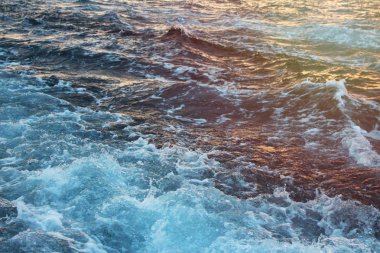 Gün batımında beyaz ve turkuaz güzel su dalgası