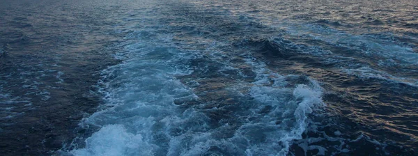 Turkuaz ve beyaz su dalgası arka planı 