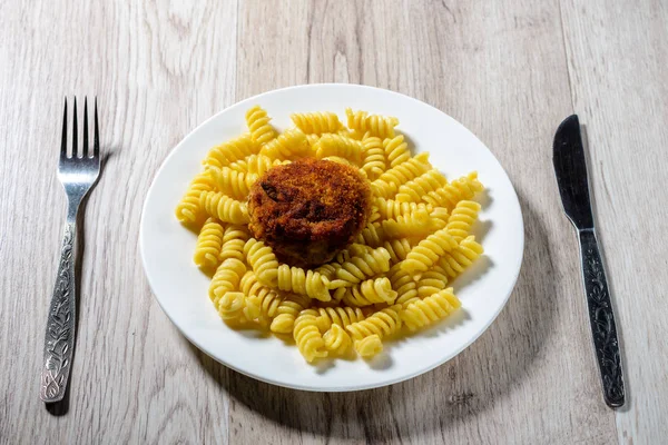 beyaz bir plaka üzerinde bir kesme makarna