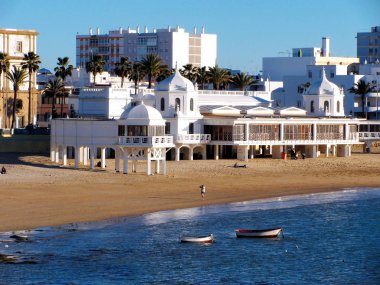 Balıkçı tekneleri Cadiz, Andalusia başkenti Bay La Caleta plaj üzerinde. İspanya. Europe.