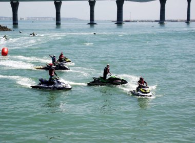 Cadiz 'in başkenti Endülüs' te yarışan jet ski yarışçıları. İspanya. Avrupa. 23 Eylül 2018 'den