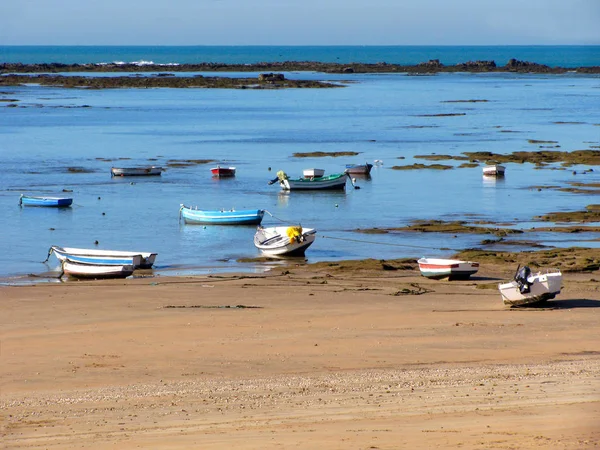 Рыбацкие Лодки Пляже Калета Бухте Столицы Кадиса Андалусии Испании Европа — стоковое фото