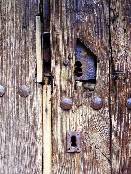 Velha Porta Madeira Com Fechaduras Ferro Enferrujado — Fotografia de Stock