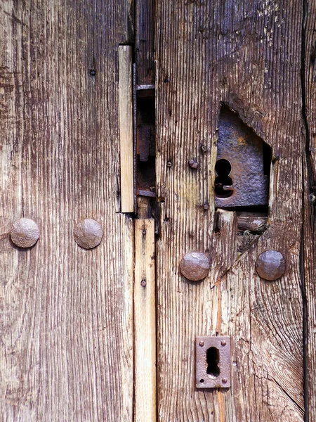 Velha Porta Madeira Com Fechaduras Ferro Enferrujado — Fotografia de Stock