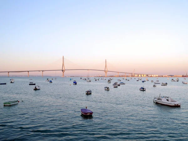 Barche Pesca Tramonto Puente Constitucion Chiamato Pepa Nella Baia Cadice — Foto Stock