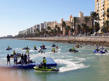 Cadiz 'in başkenti Endülüs' te yarışan jet ski yarışçıları. İspanya. Avrupa. 23 Eylül 2018 'den