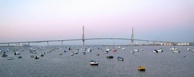 Cadiz Körfezi başkentinde Andalucia balıkçı tekneleri. İspanya. Europe