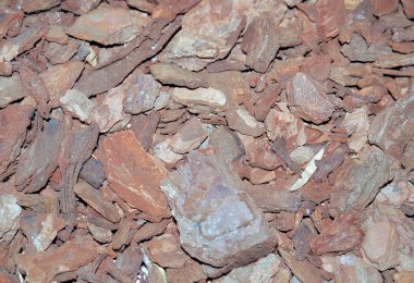 bir dekorasyon tencereye kıyılmış taşlar