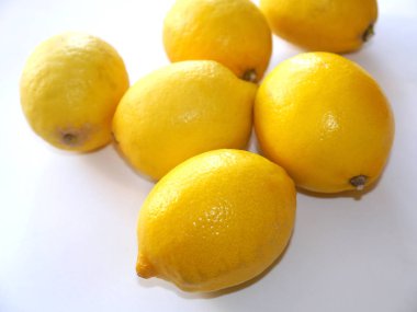 yemek pişirmek ya da suyu yapmak için taze limon sarı