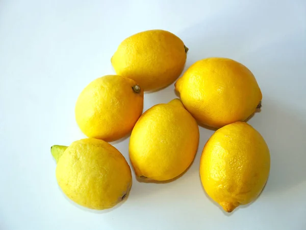 yemek pişirmek ya da suyu yapmak için taze limon sarı