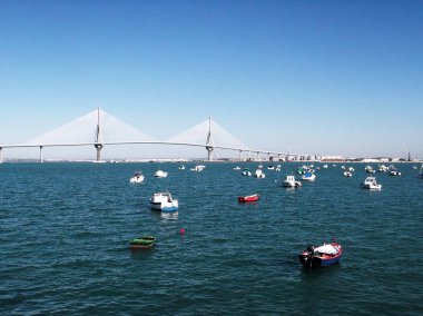 Cadiz Körfezi başkentinde Andalucia balıkçı tekneleri. İspanya. Europe