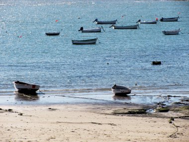  Balıkçı tekneleri Cadiz, Andalusia başkenti Bay La Caleta plaj üzerinde. İspanya. Europe.           