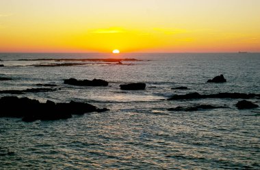 Cadiz şehri, Andalusia Körfezi kıyısında günbatımı. İspanya. Europe