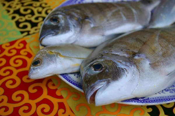 Pescado Dorado Fresco Recién Capturado Para Cocinar — Foto de Stock