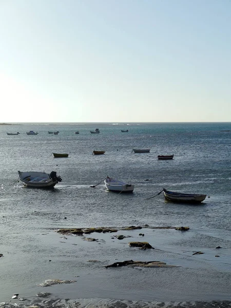 Barche Pesca Sulla Spiaggia Caleta Nella Baia Della Capitale Cadice — Foto Stock