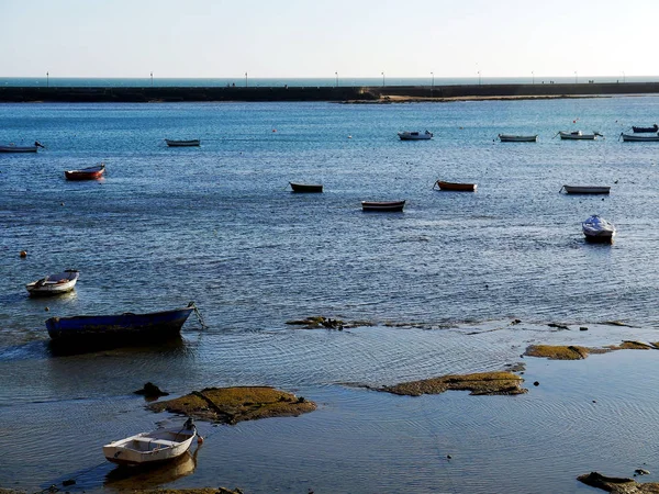 Barche Pesca Sulla Spiaggia Caleta Nella Baia Della Capitale Cadice — Foto Stock