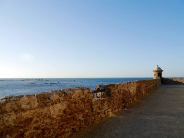 Watchtower Beach Cadiz Körfezi, Andalusia içinde Santa Catalina Kalesi'nin yanında. İspanya. Europe.