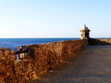 Watchtower Beach Cadiz Körfezi, Andalusia içinde Santa Catalina Kalesi'nin yanında. İspanya. Europe.