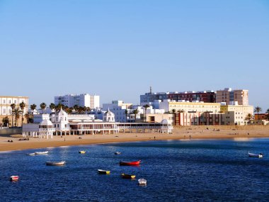 Balıkçı tekneleri Cadiz, Andalusia başkenti Bay La Caleta plaj üzerinde. İspanya. Europe.