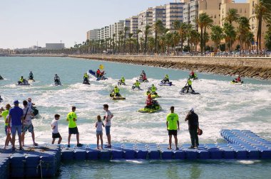23 Eylül yarışlarında su bisikleti rakip, Cadiz başkenti, Endülüs Körfezi 'nde 2018. İspanya. Avrupa