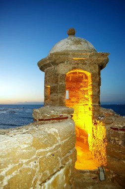 Endülüs 'in Cadiz Körfezi 'nde Santa Catalina Kalesi. İspanya. Avrupa.