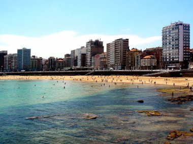 Gijon, Asturias sahilinde plaj. İspanya. Avrupa