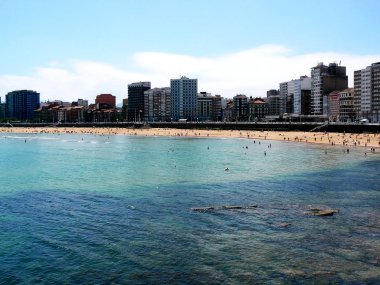 Gijon, Asturias sahilinde plaj. İspanya. Avrupa