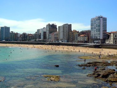 Gijon, Asturias sahilinde plaj. İspanya. Avrupa