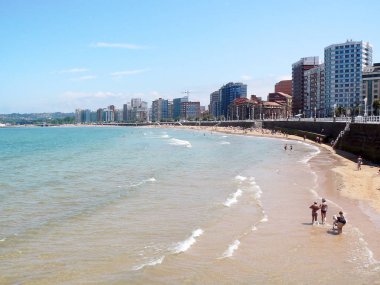 Gijon, Asturias sahilinde plaj. İspanya. Avrupa