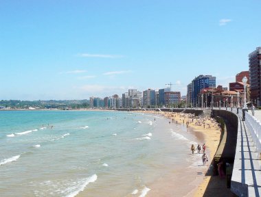Gijon, Asturias sahilinde plaj. İspanya. Avrupa