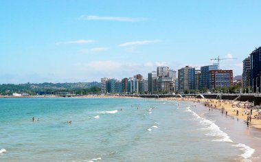 Gijon, Asturias sahilinde plaj. İspanya. Avrupa