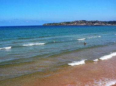 Gijon, Asturias sahilinde plaj. İspanya. Avrupa