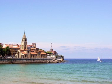 Gijn sahilinde San Pedro Kilisesi, Asturias. İspanya. Avrupa