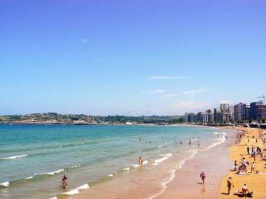 Gijon, Asturias sahilinde plaj. İspanya. Avrupa