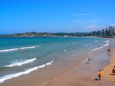 Gijon, Asturias sahilinde plaj. İspanya. Avrupa